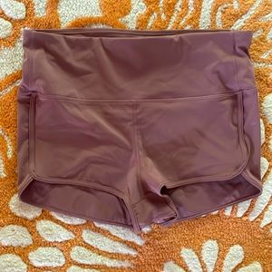 Vuori Dune Shorty Size Large